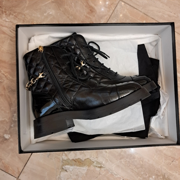 Chanel Boots Women's 38 8 Interlocking CC Logo Combat Boots Calfskin Leather - Picture 11 of 12